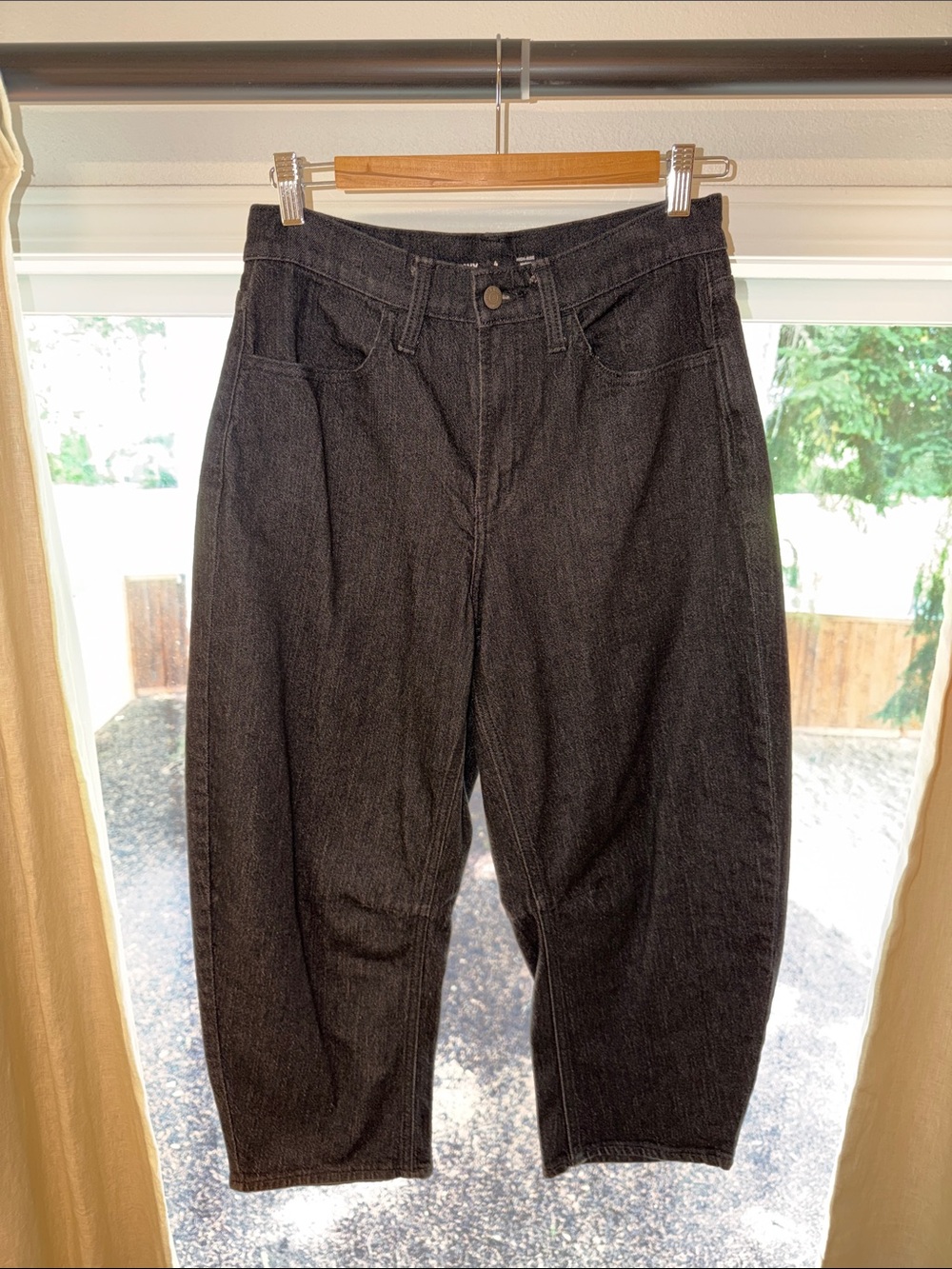 Old Navy | Women’s High-Rise Wow Barrel Leg Jeans Size 4 Short in Black
